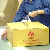 箱に封をしていよいよ出荷です