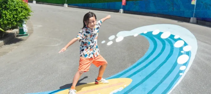 大波とサーフボード