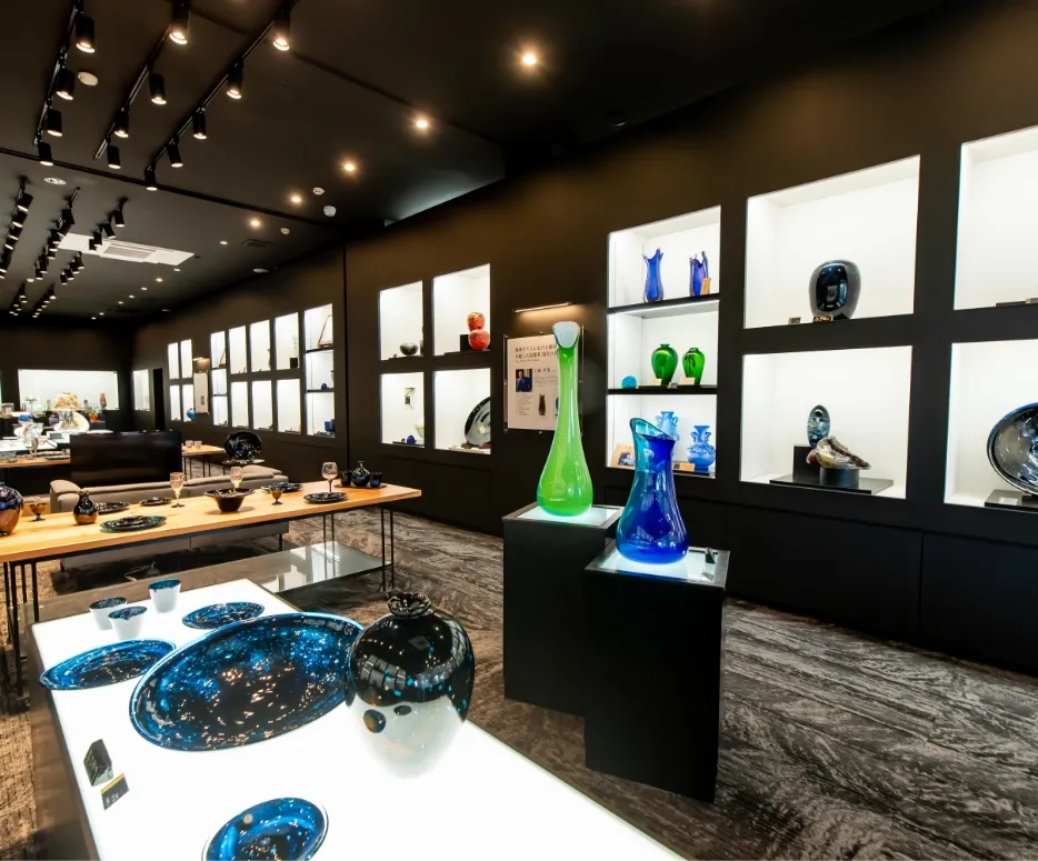 GLASS GALLERY