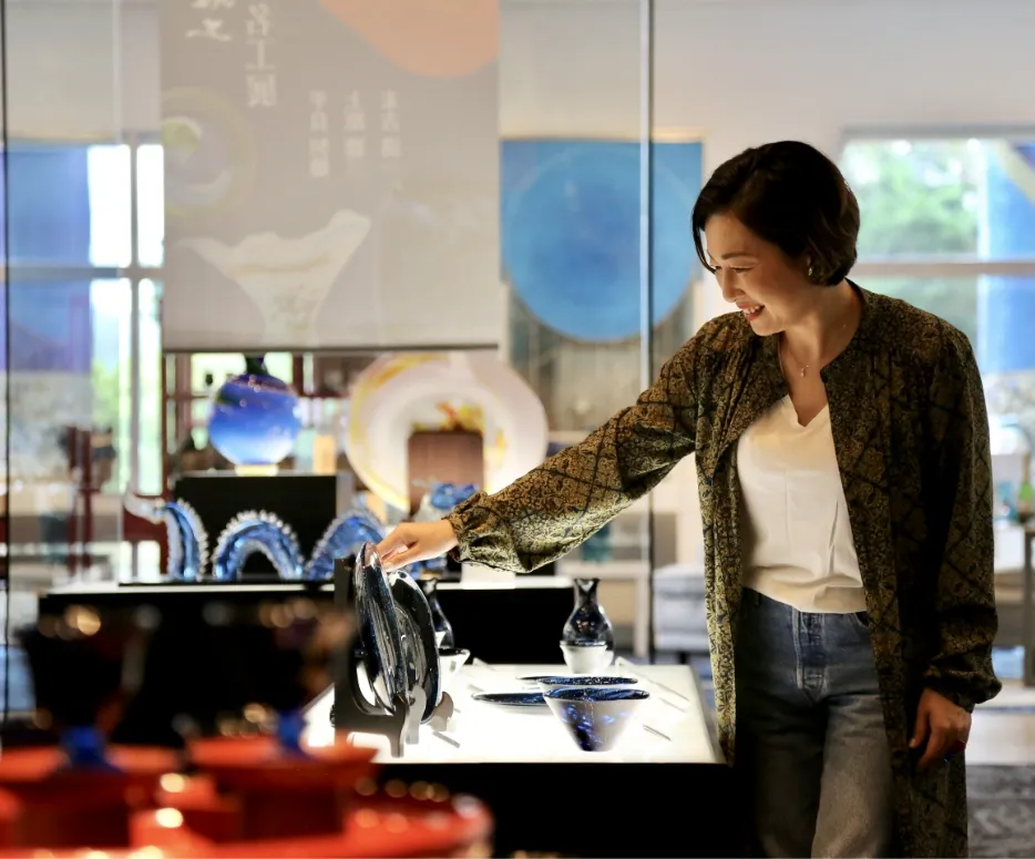 GLASS GALLERY