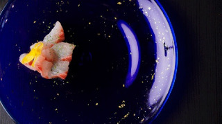 星空皿
味わい深い青に散りばめられた金箔。メインディッシュを品格ある器のせて。  #琉球ガラス村
#琉球ガラスのお皿
#琉球ガラス
#星空皿
#沖縄旅行 
#糸満市