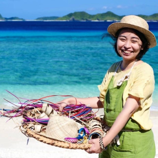 琉球ガラス村から、3月26日（日）11時～16時レインボーマルシェVol.19【Hand in Hand】～作り手と使う人が一緒に楽しむものづくり～での開催内容のお知らせです。  紅型染め、アダン葉を使ったブレスレット作りなど沖縄ならではのクラフト体験をはじめ、魅力的なハンドメイド雑貨、フード、キッチンカーがいっぱい！  ショッピングとお食事をしたあとは、コーヒー片手に、ワークショップを楽しみませんか？  また、16時〜RGC FACTORYにて、若手職人・今井勝彦による琉球ガラスパフォーマンスショーを行います。
何が出来るかは当日のお楽しみ♪  みなさまのお越しを心よりお待ちしています。  ※雨天決行（荒天等により中止になる場合は、すみやかに琉球ガラス村SNSにてお知らせします。）  #沖縄
#okinawa
#糸満
#itoman
#福地商店
#fukujisyouten
#琉球ガラス村
#琉球ガラス
#okinawarainbowstreet
#オキナワレインボーストリート
#オキナワレインボーマルシェ
#マルシェ好き
#キッチンカー
#移動販売
#クラフト
#ハンドメイド
